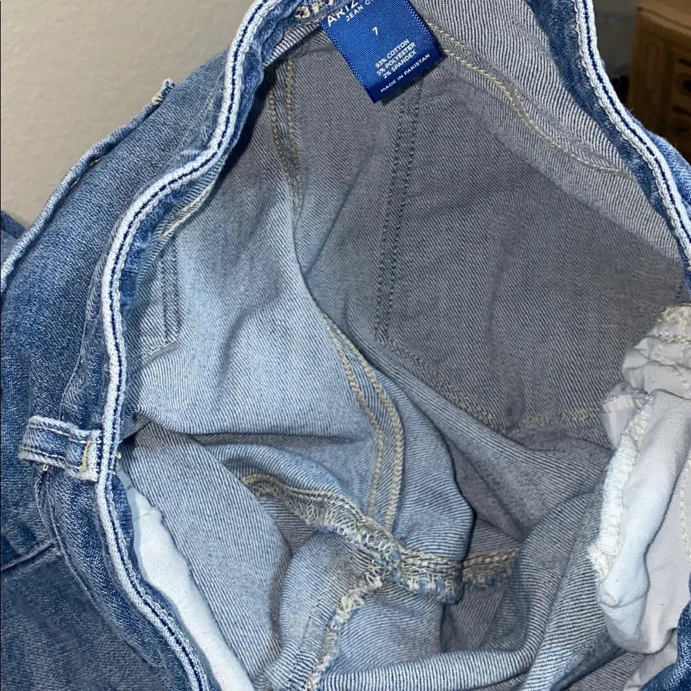 🛍️Adorable frayed blue jeans! - Picture 10 of 10
